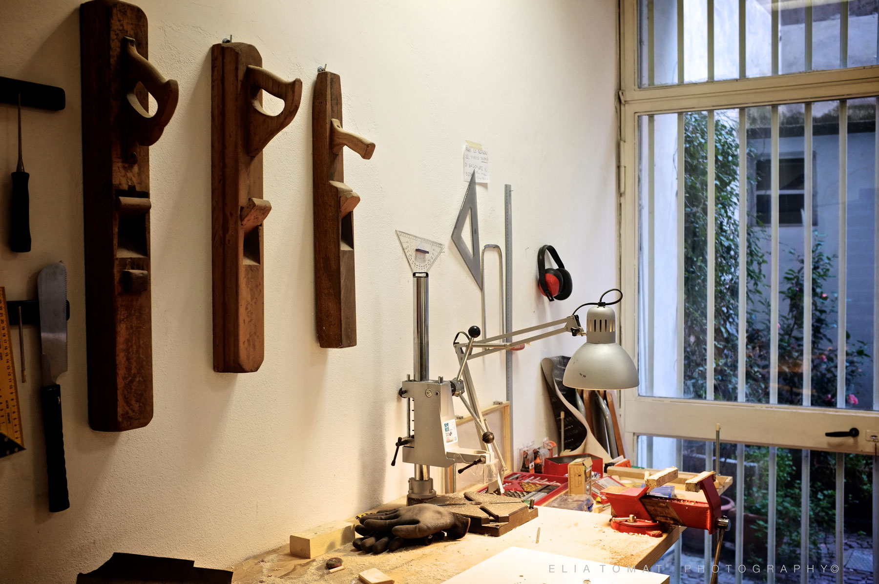 foto del laboratorio di riparazione strumenti acustici ed elettrici Cam's Guitars a Milano