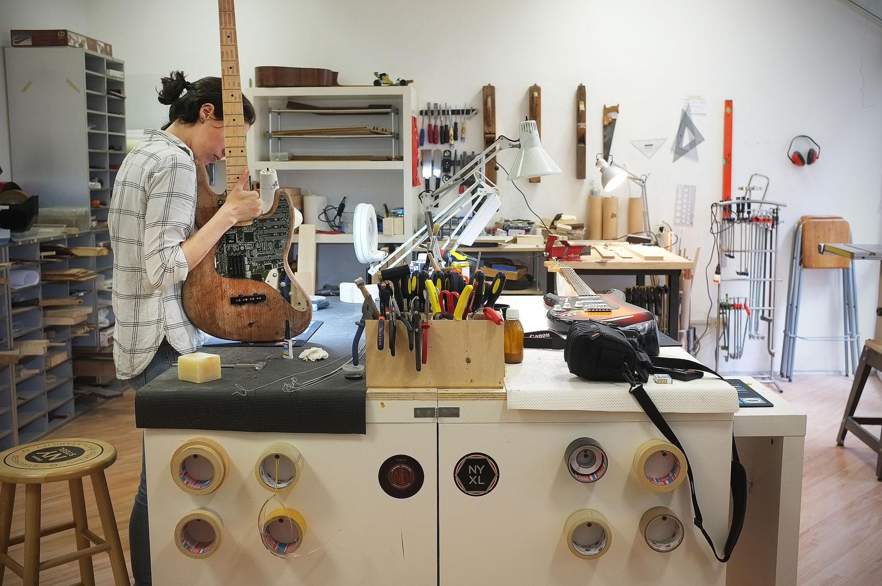 foto del laboratorio di riparazione bassi e chitarre elettriche a milano