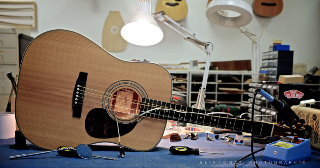 riparazione chitarra acustica elettrificata liuteria