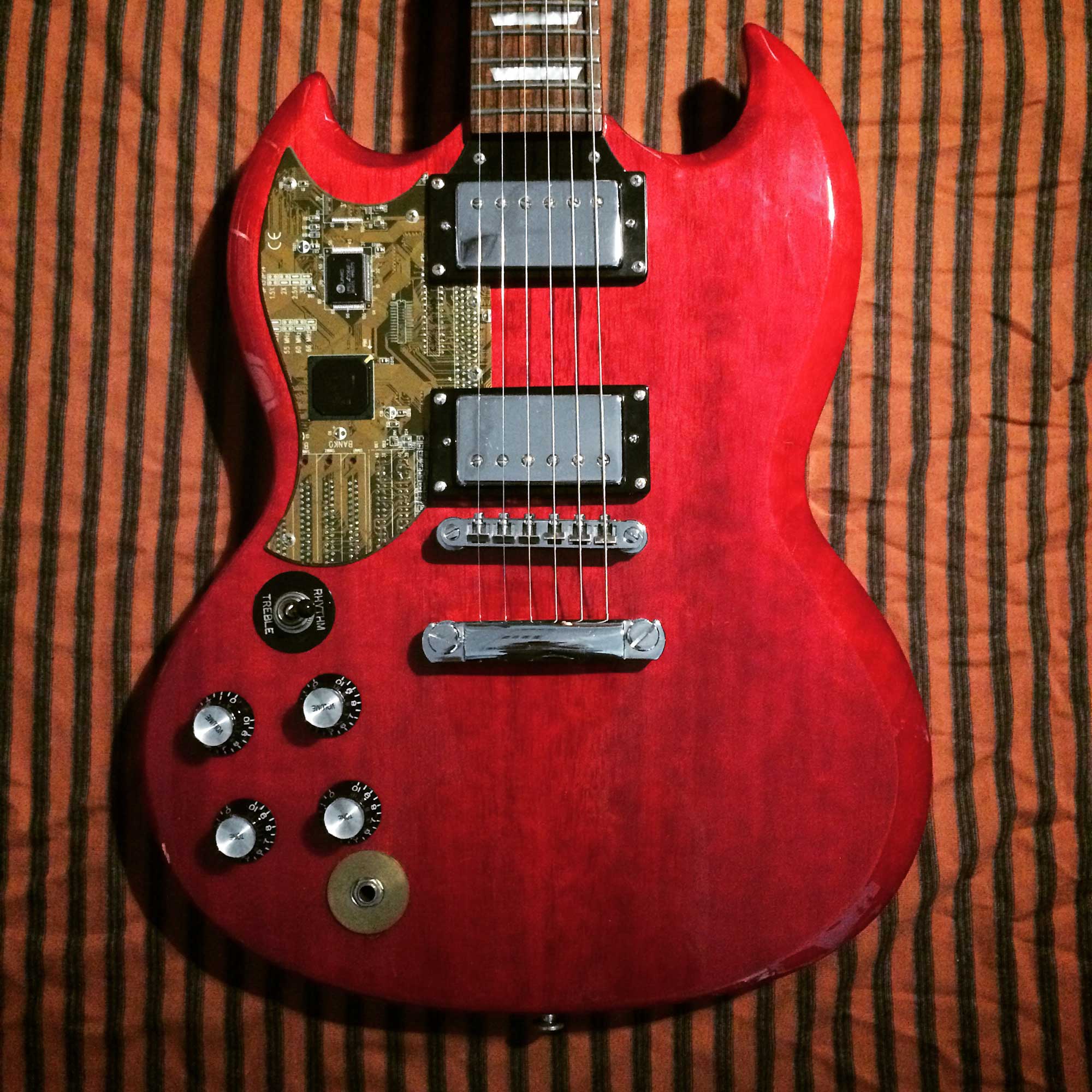 battipenna artigianale su gibson sg